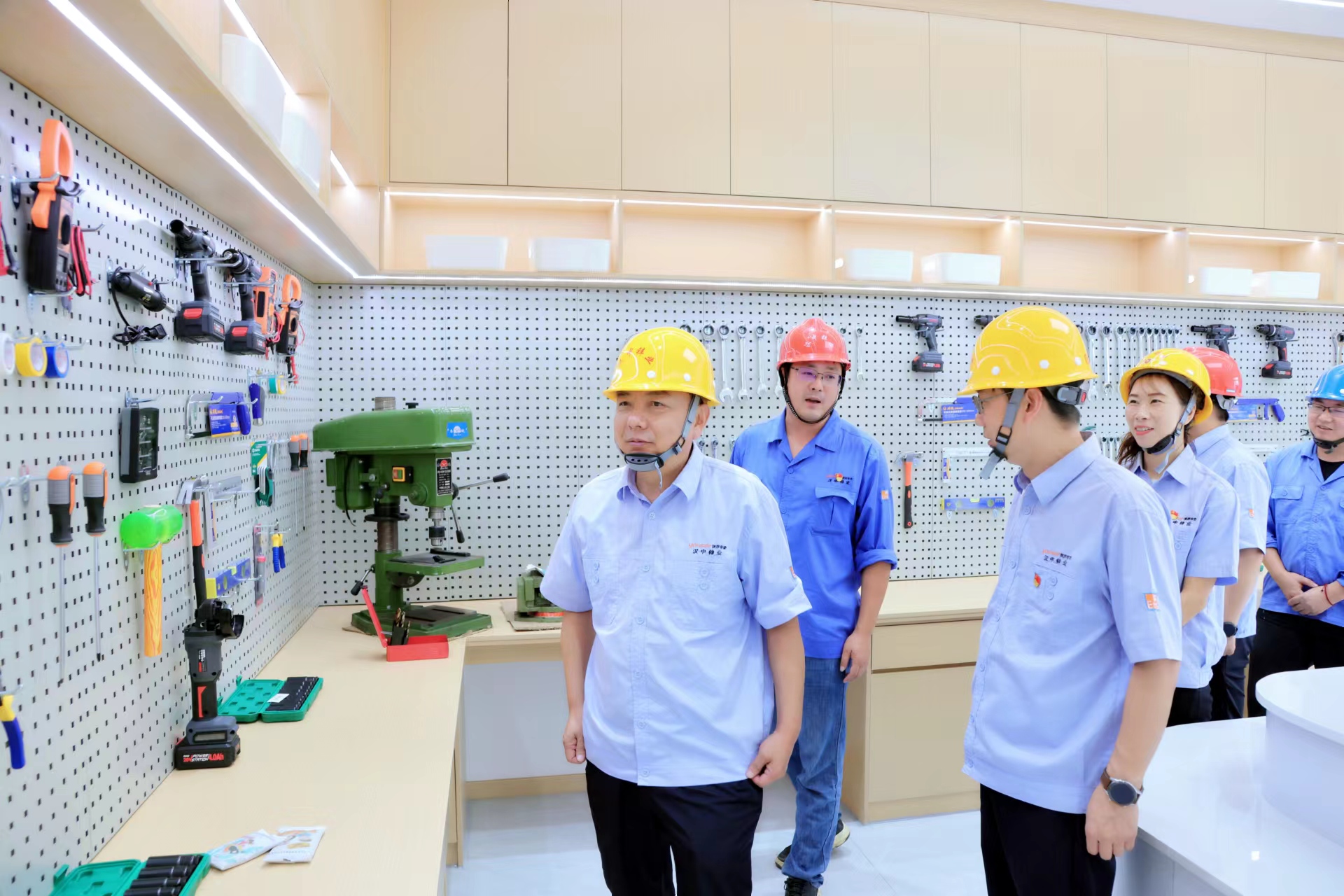 1694766850653508.jpg 402.jpg